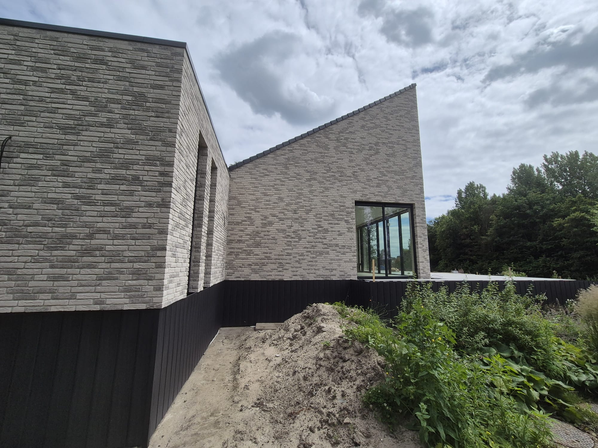 Moderne gevel afgewerkt met lichte steenstrips